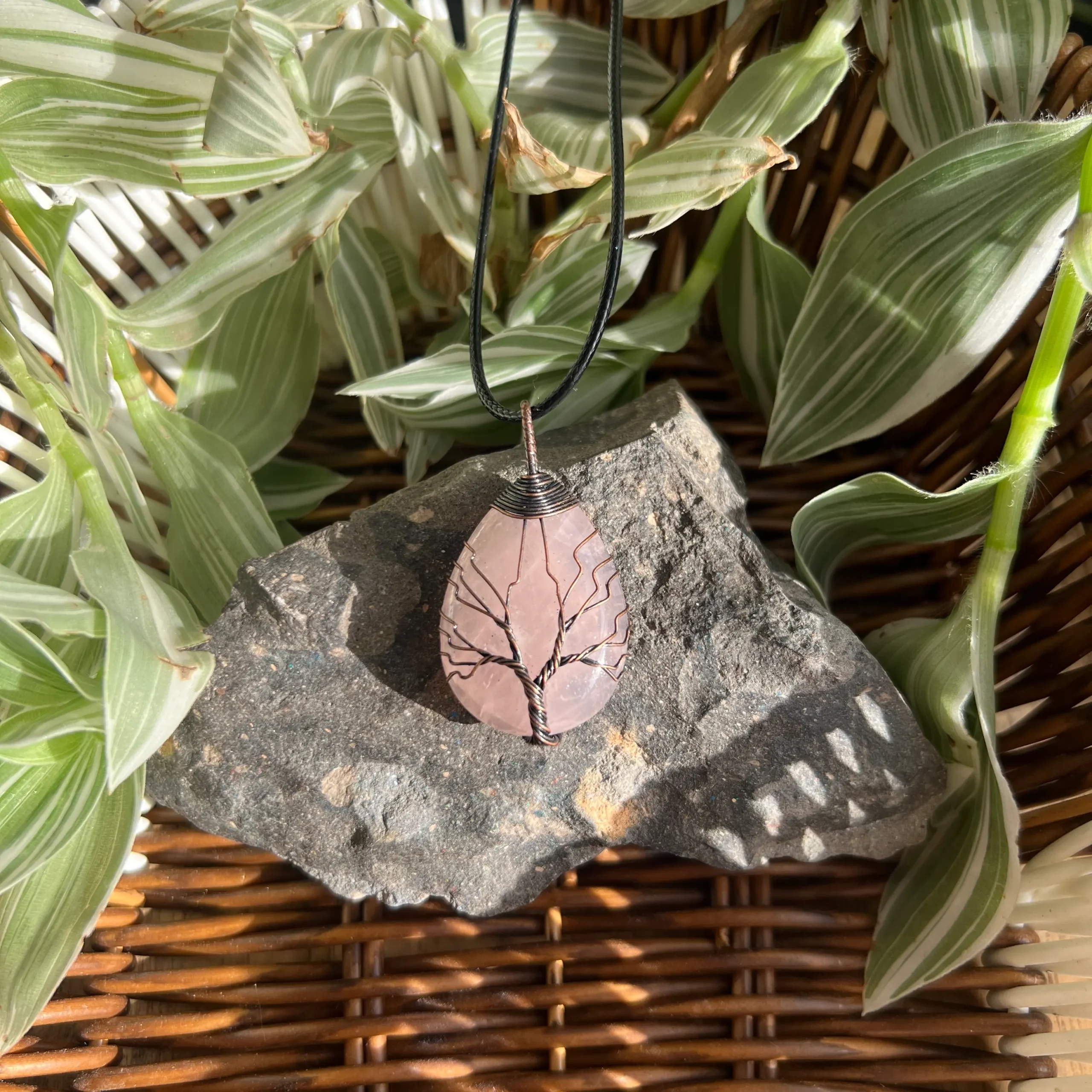 Collar de Cuarzo Rosa con Árbol de la Vida en Alambre de Cobre