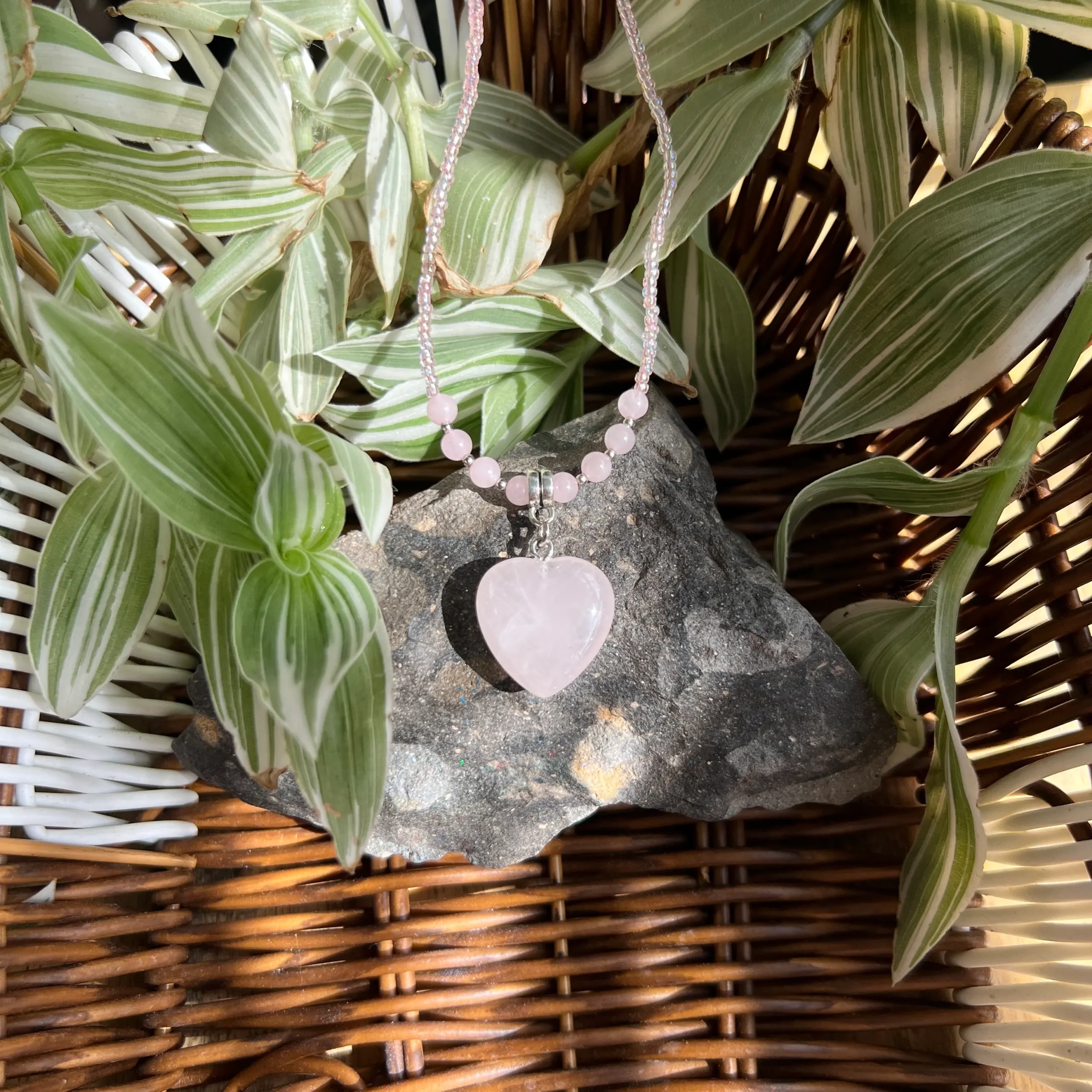 Collar de Cuarzo Rosa con Colgante de Corazón | Gargantilla Femenina y Joyería Energética