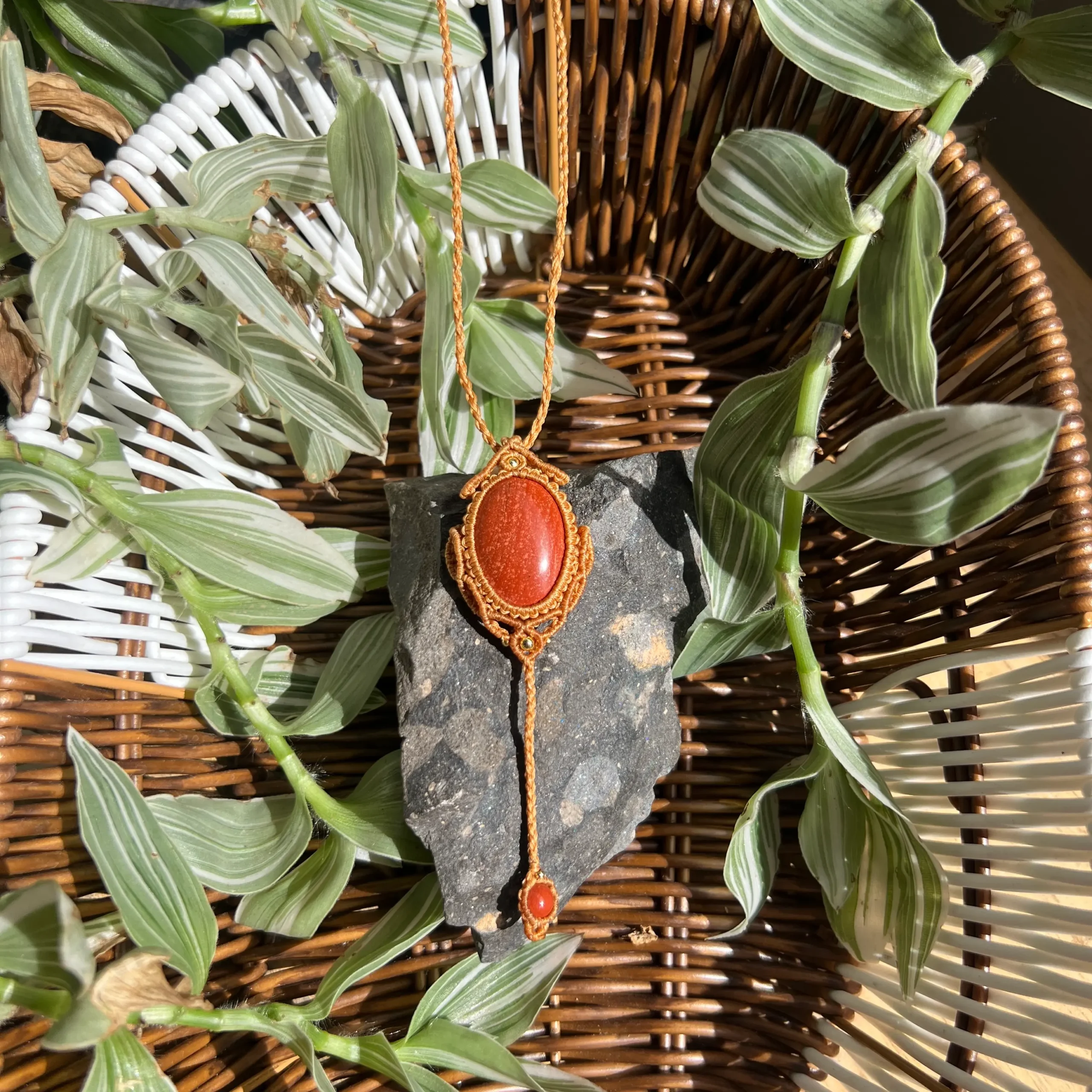 Collar de Jaspe Rojo en Macramé de Hilo | Cristal Natural Tallado a Mano