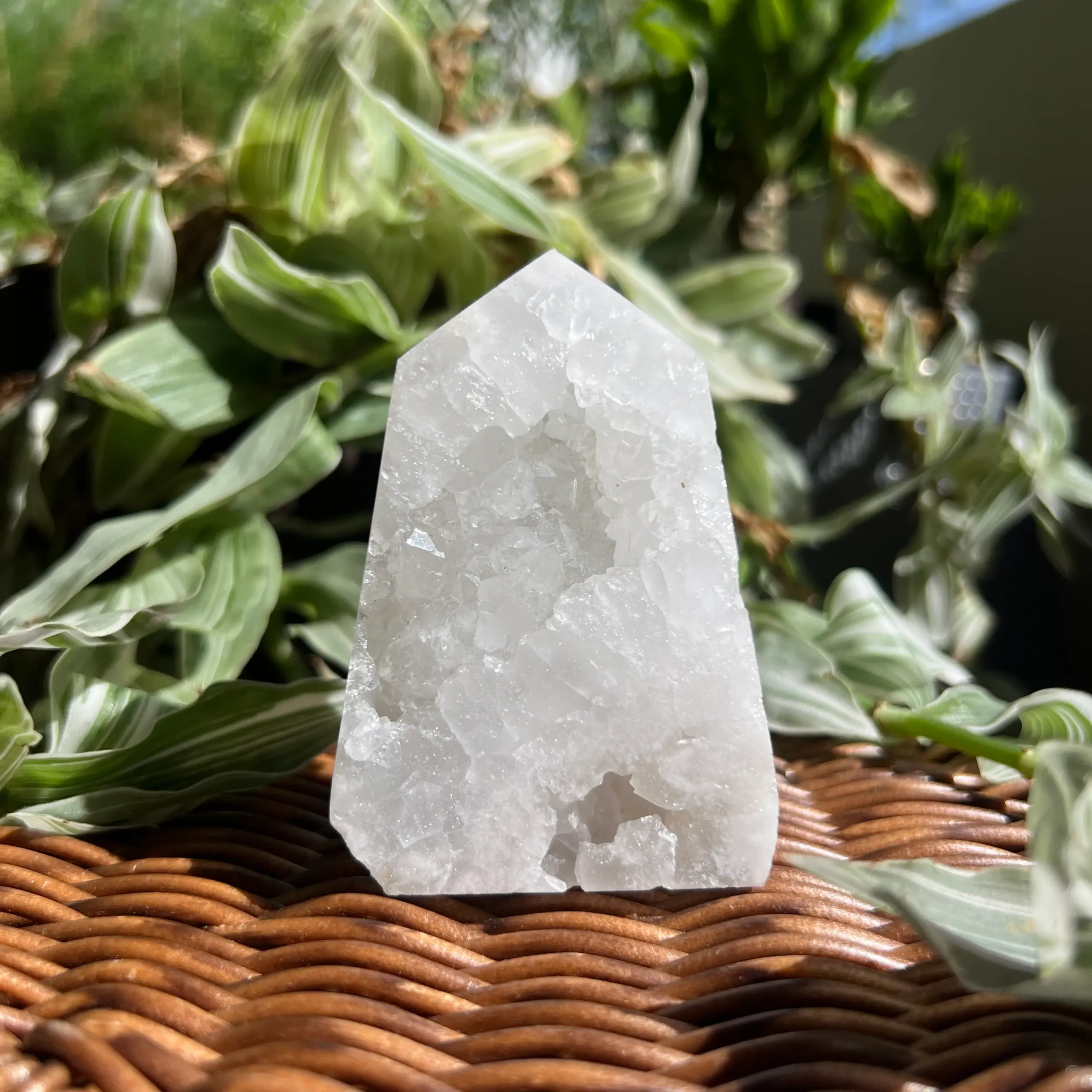 Geoda de Cuarzo Blanco en Forma de Obelisco | Torre Curativa Natural para Espacios Energéticos