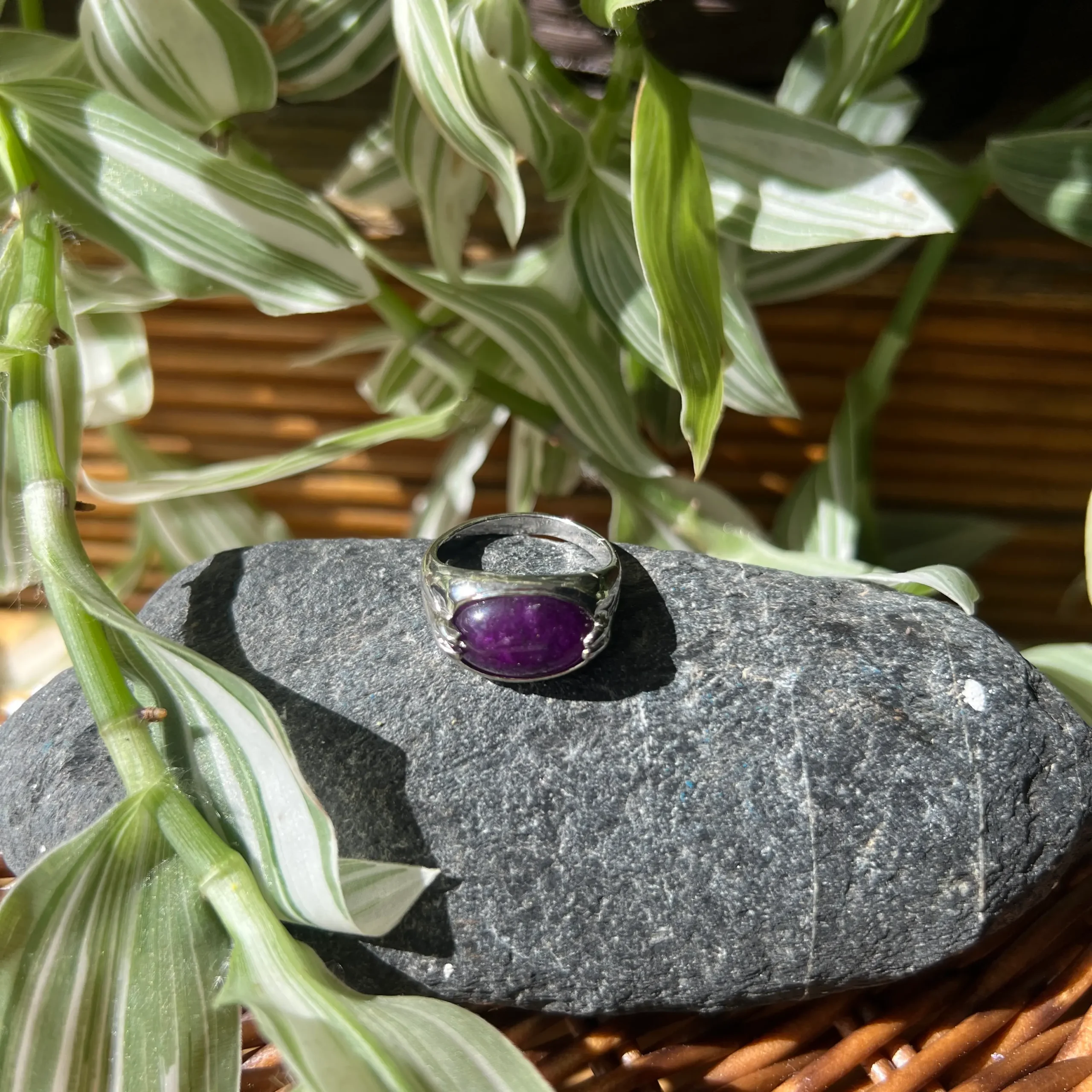 Anillo con Amatista Ovalada en Dirección Horizontal