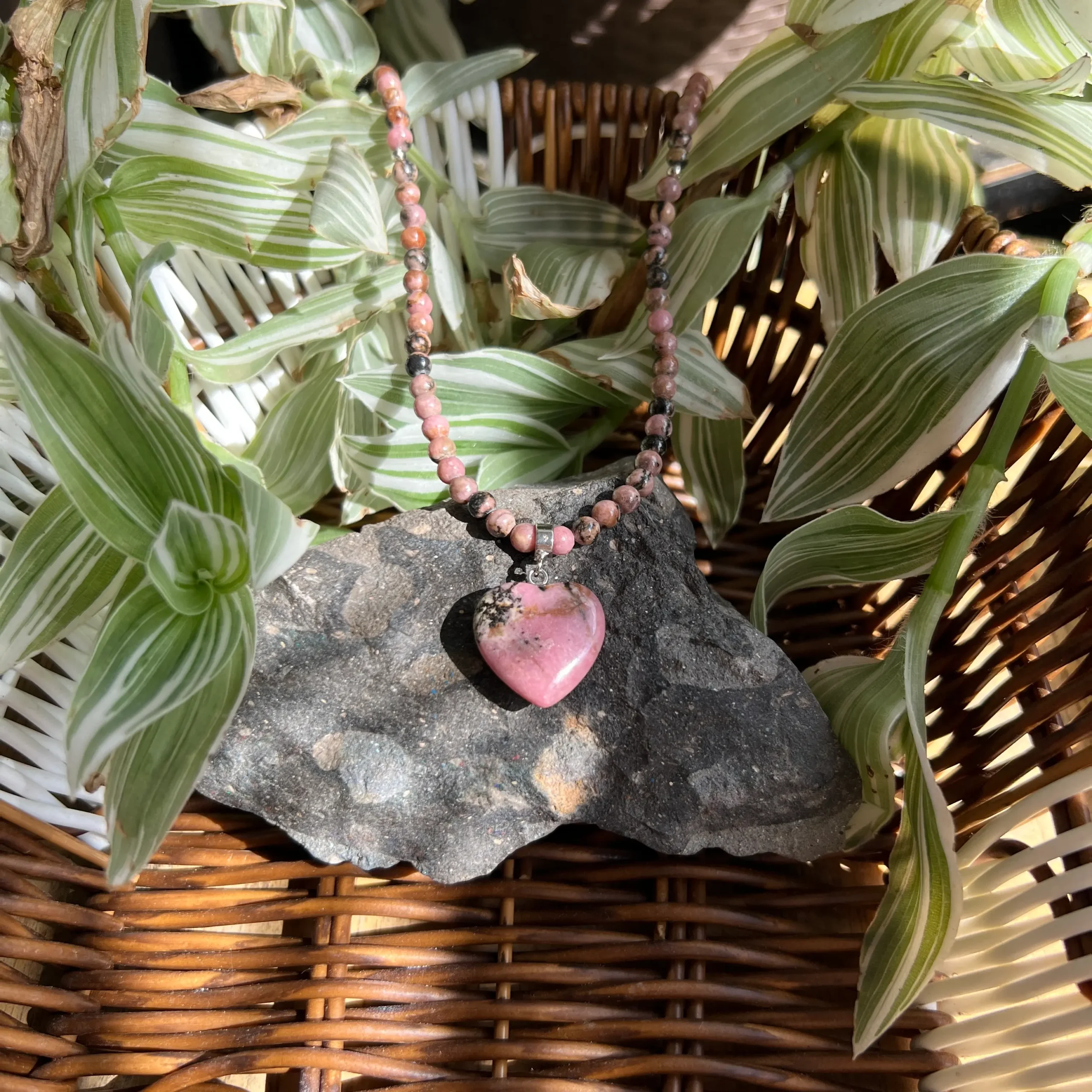 Collar de Rodonita con Colgante de Corazón | Joyería Emocional y Estilo Femenino