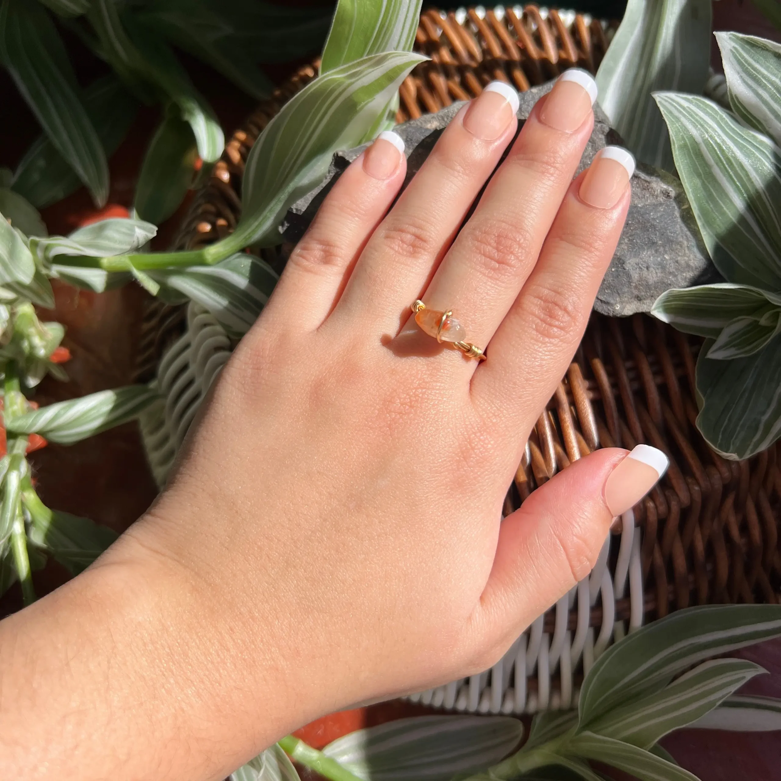 Anillo de Piedra Natural Jaspe Rojo con Baño Dorado | Talla 8