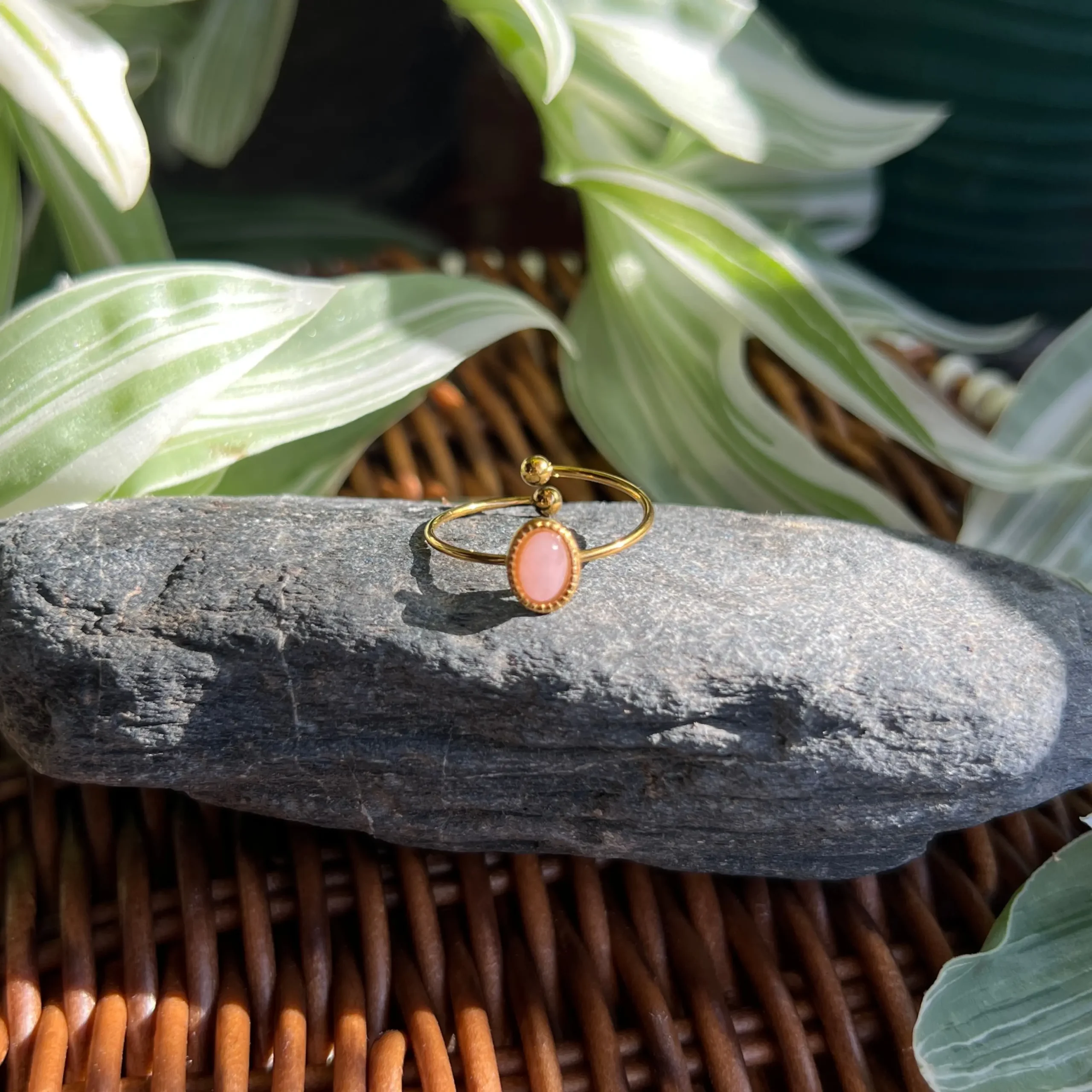 Anillo Ajustable de Cuarzo Rosa en Acero Inoxidable | Baño de Oro 18K