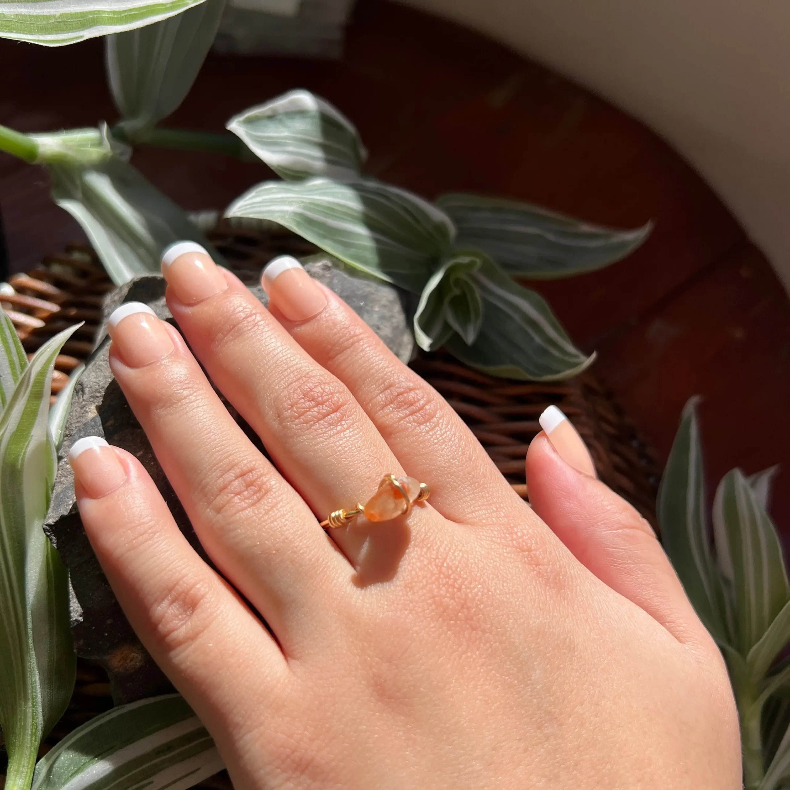Anillo de Piedra Natural Jaspe Rojo con Baño Dorado | Talla 8
