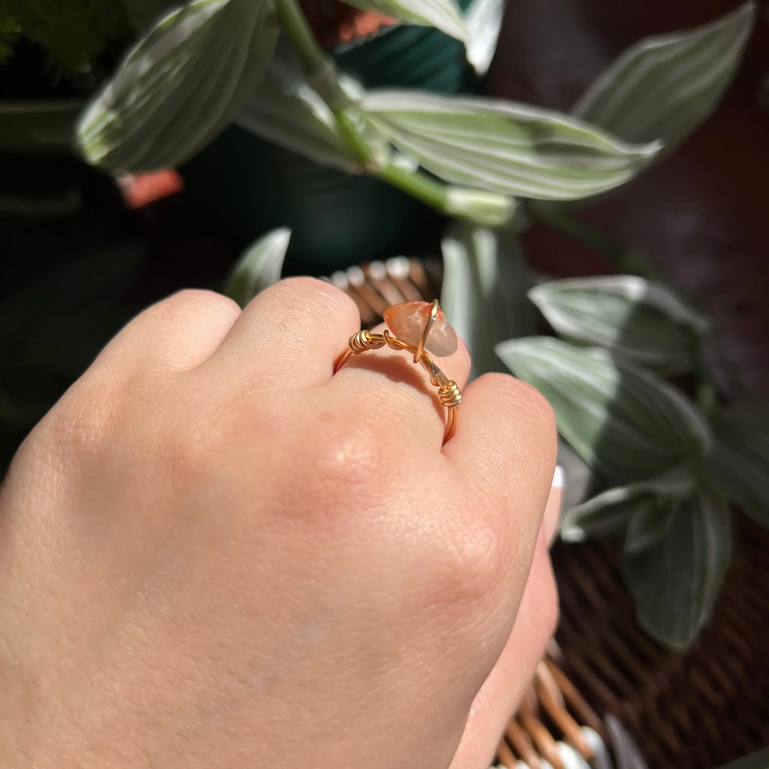 Anillo de Piedra Natural Jaspe Rojo con Baño Dorado | Talla 8