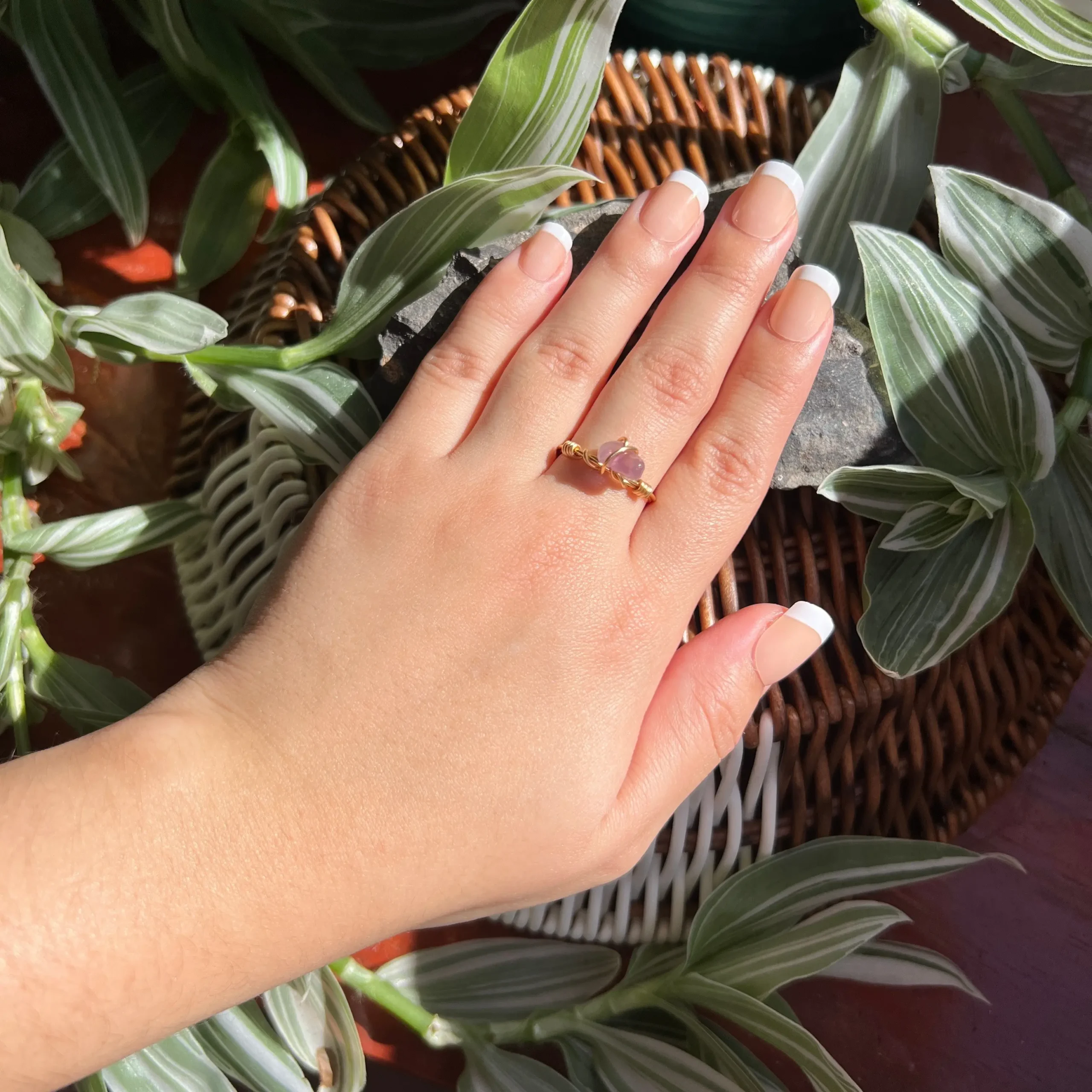 Anillo de Piedra Natural Amatista con Baño Dorado | Talla 8