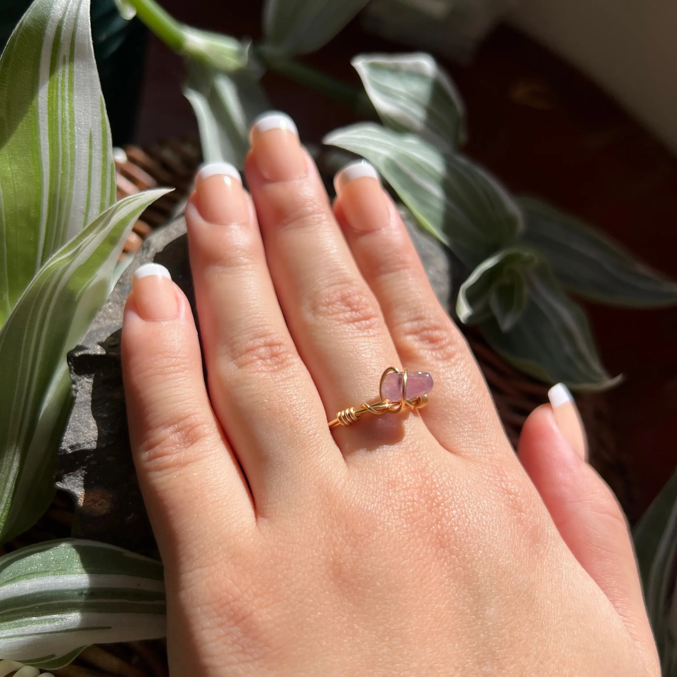 Anillo de Piedra Natural Amatista con Baño Dorado | Talla 8
