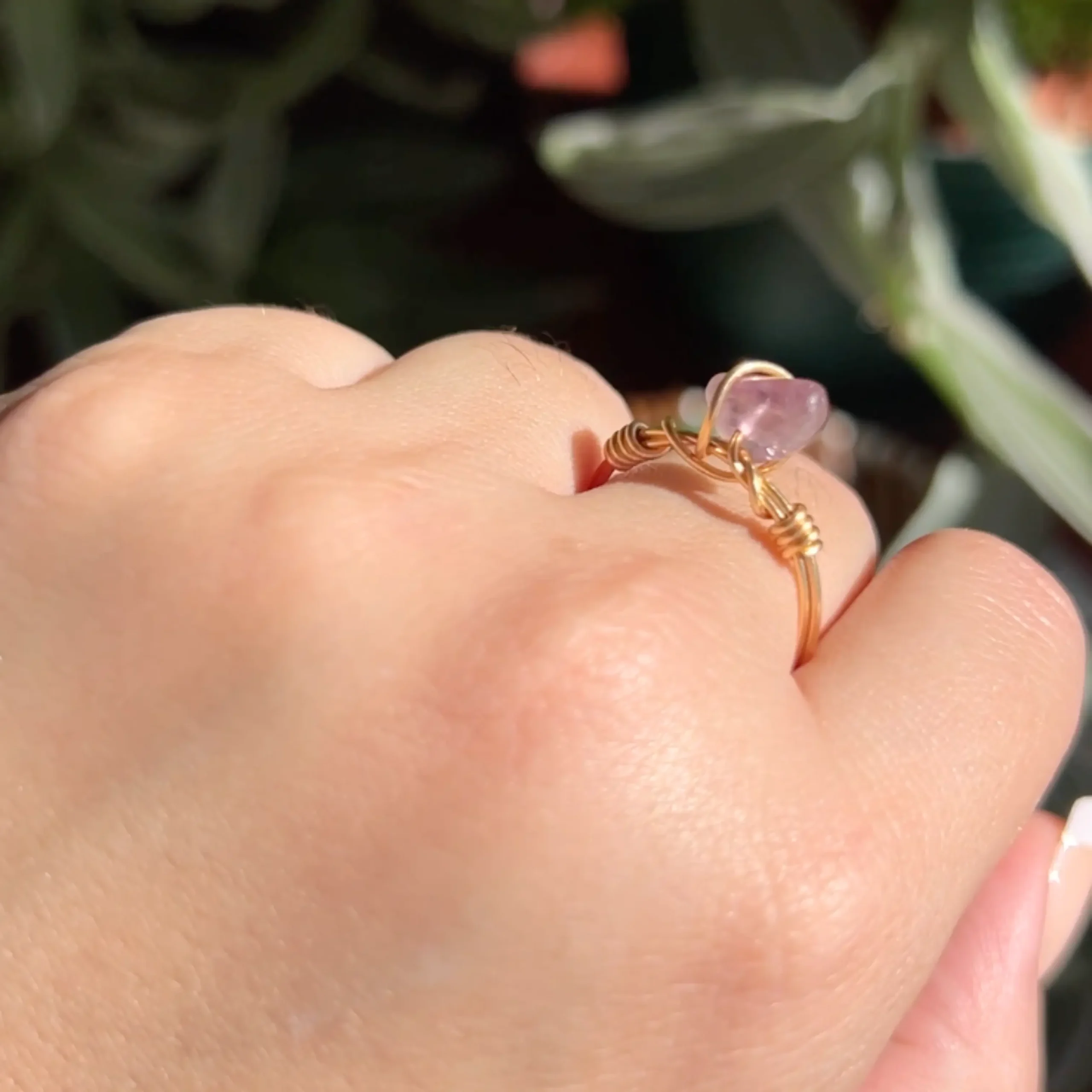 Anillo de Piedra Natural Amatista con Baño Dorado | Talla 8