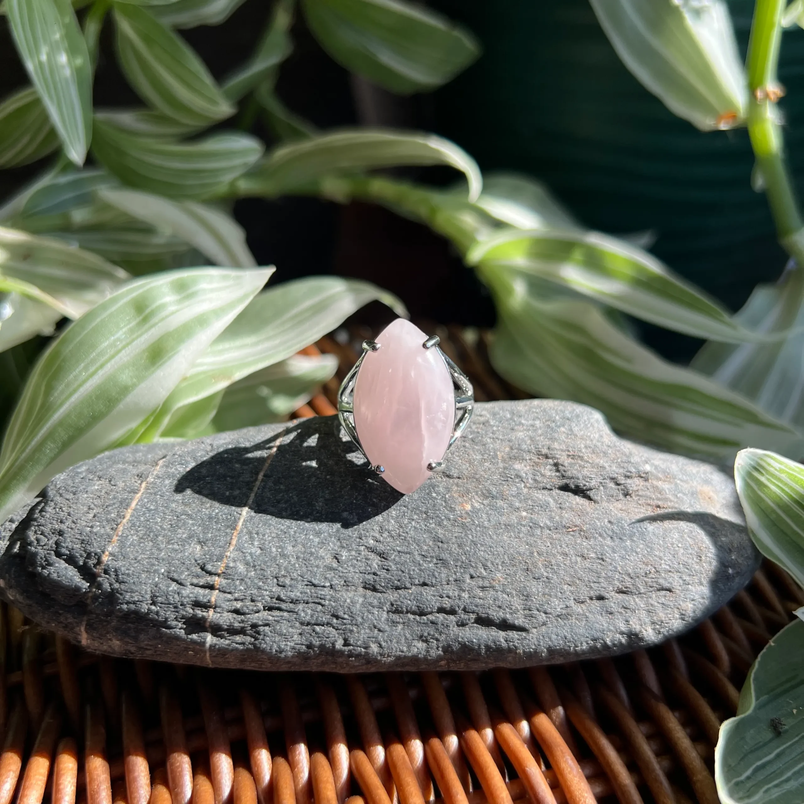 Compra online Anillo Ajustable de Cuarzo Rosa con forma de Ojo en Honduras