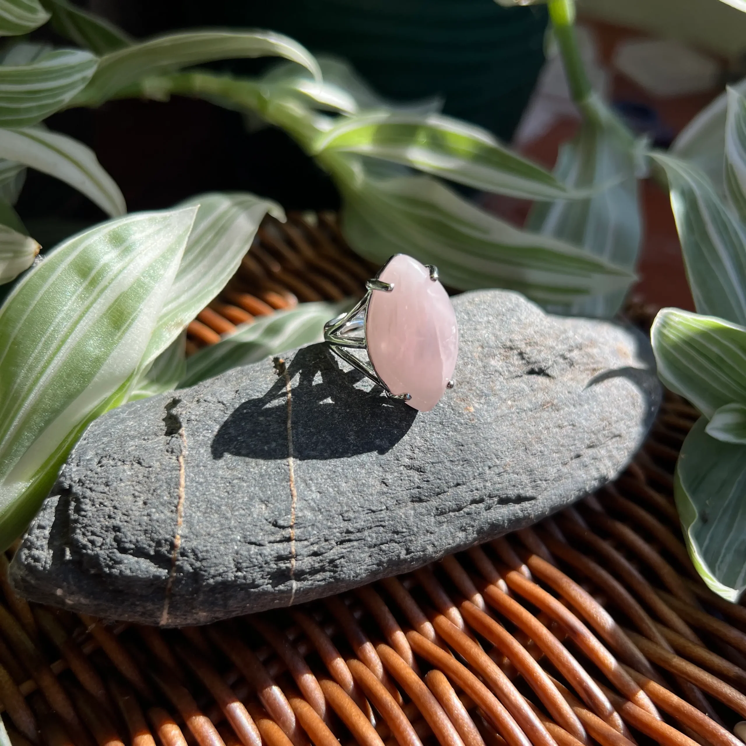 Compra online Anillo Ajustable de Cuarzo Rosa con forma de Ojo en Honduras