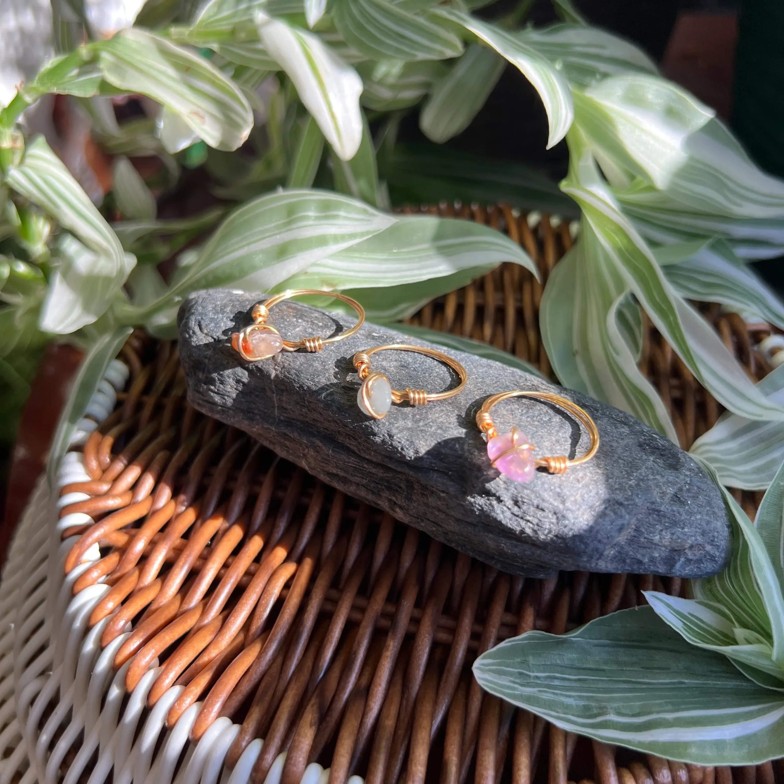 Compra online Anillo de Piedra Natural con Baño Dorado | Talla 8 en Honduras
