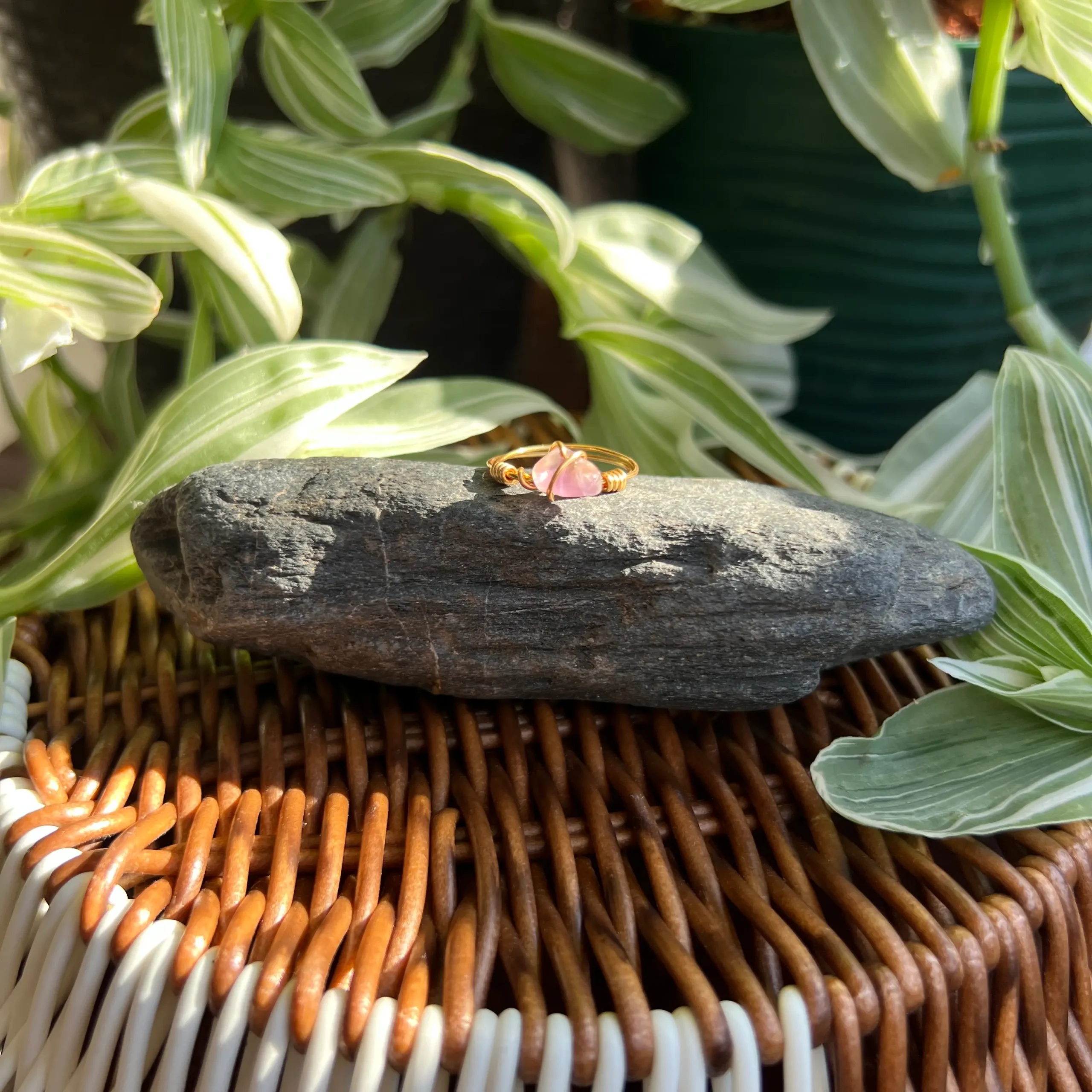 Compra online Anillo de Piedra Natural con Baño Dorado | Amatista Talla 8 en Honduras