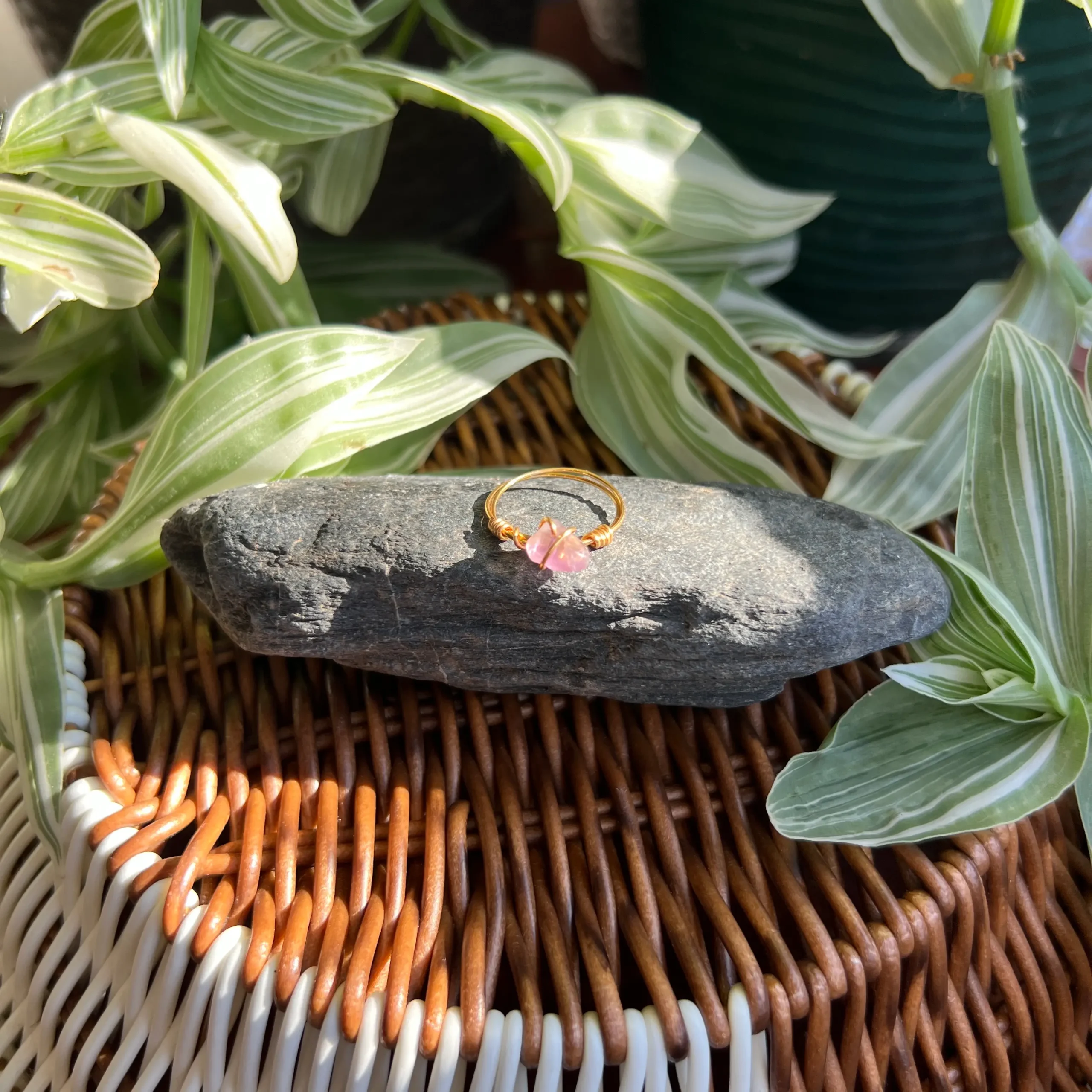 Compra online Anillo de Piedra Natural con Baño Dorado | Amatista Talla 8 en Honduras