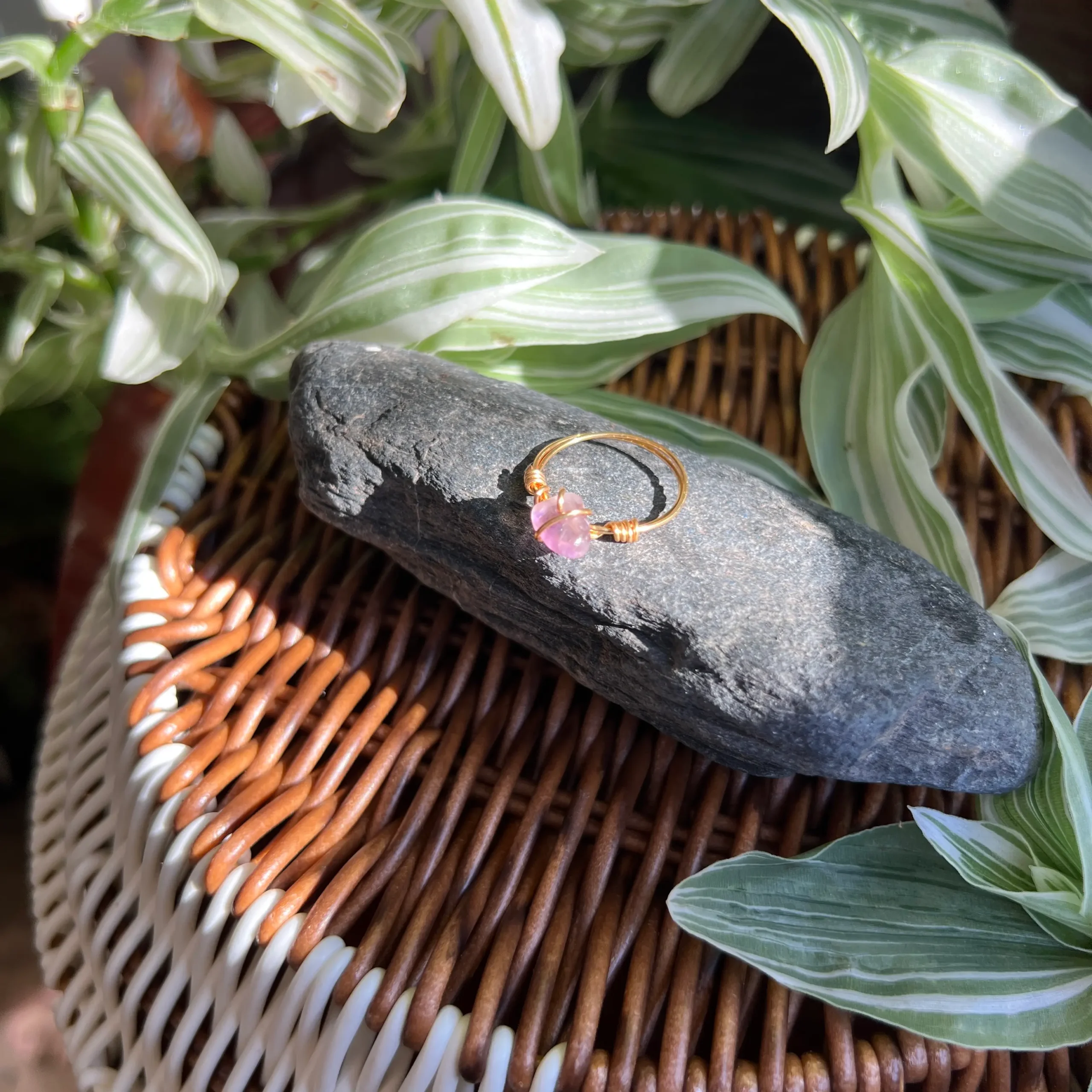 Compra online Anillo de Piedra Natural con Baño Dorado | Amatista Talla 8 en Honduras