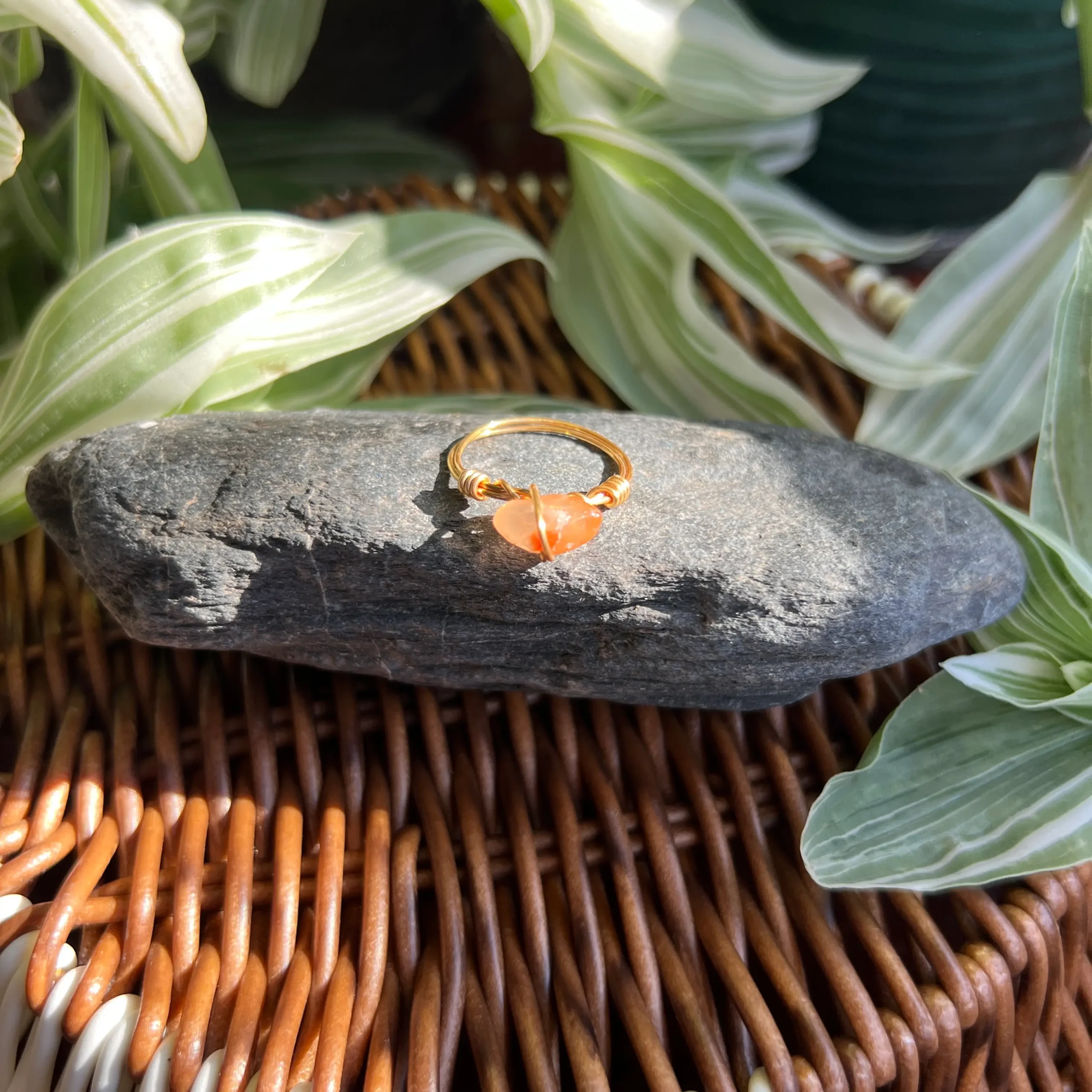 Compra online Anillo de Piedra Natural con Baño Dorado | Jaspe Rojo Talla 8 en Honduras