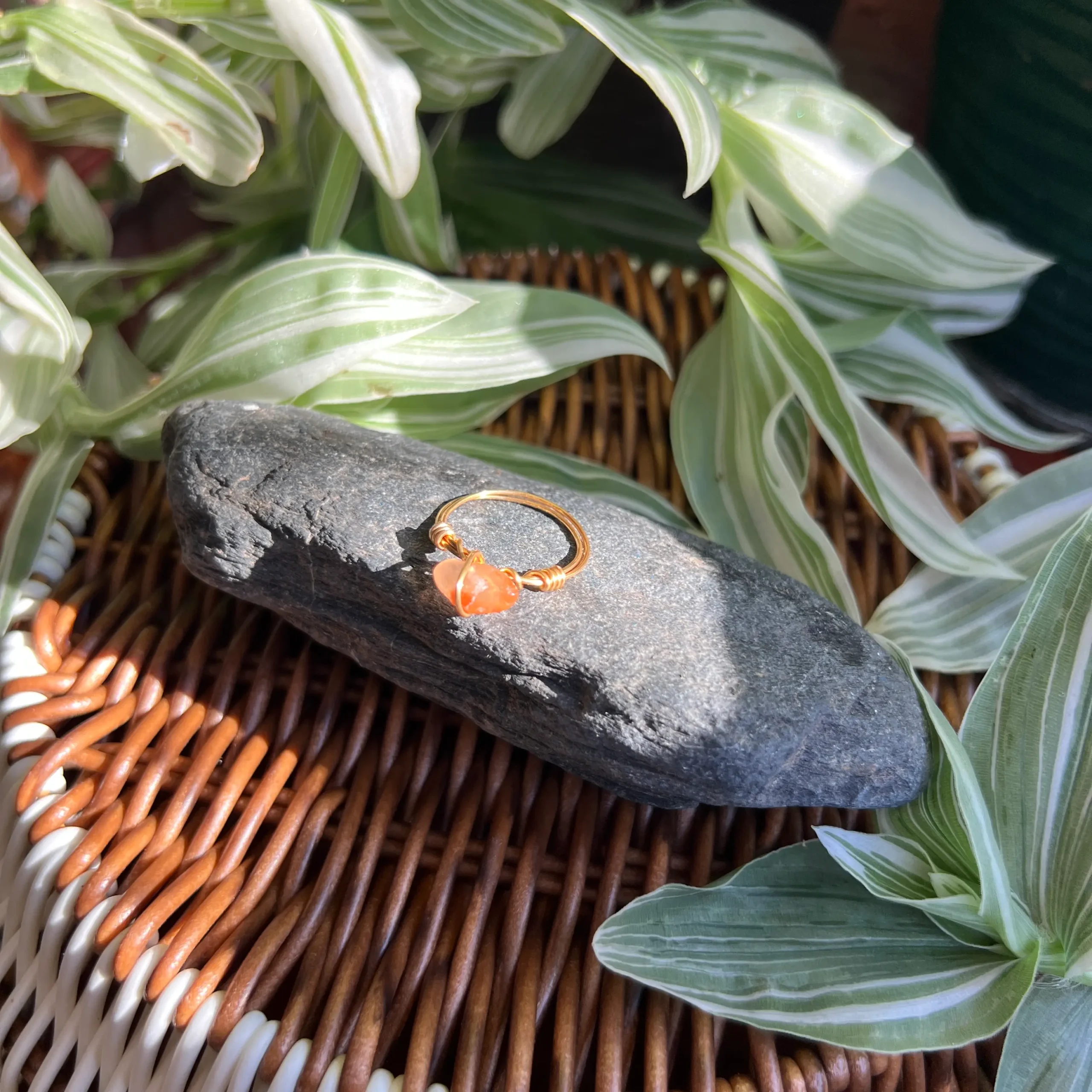 Compra online Anillo de Piedra Natural con Baño Dorado | Jaspe Rojo Talla 8 en Honduras