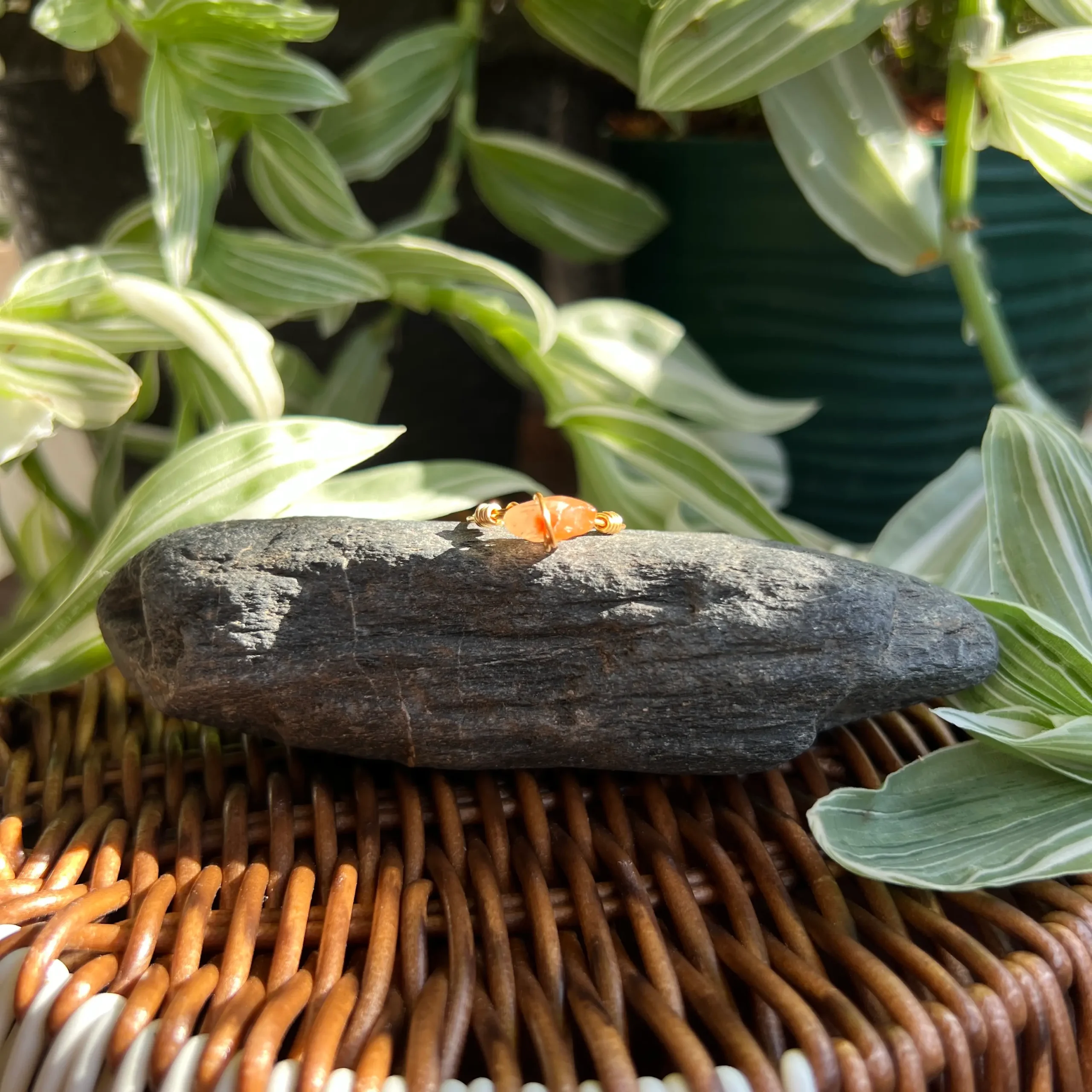 Compra online Anillo de Piedra Natural con Baño Dorado | Jaspe Rojo Talla 8 en Honduras