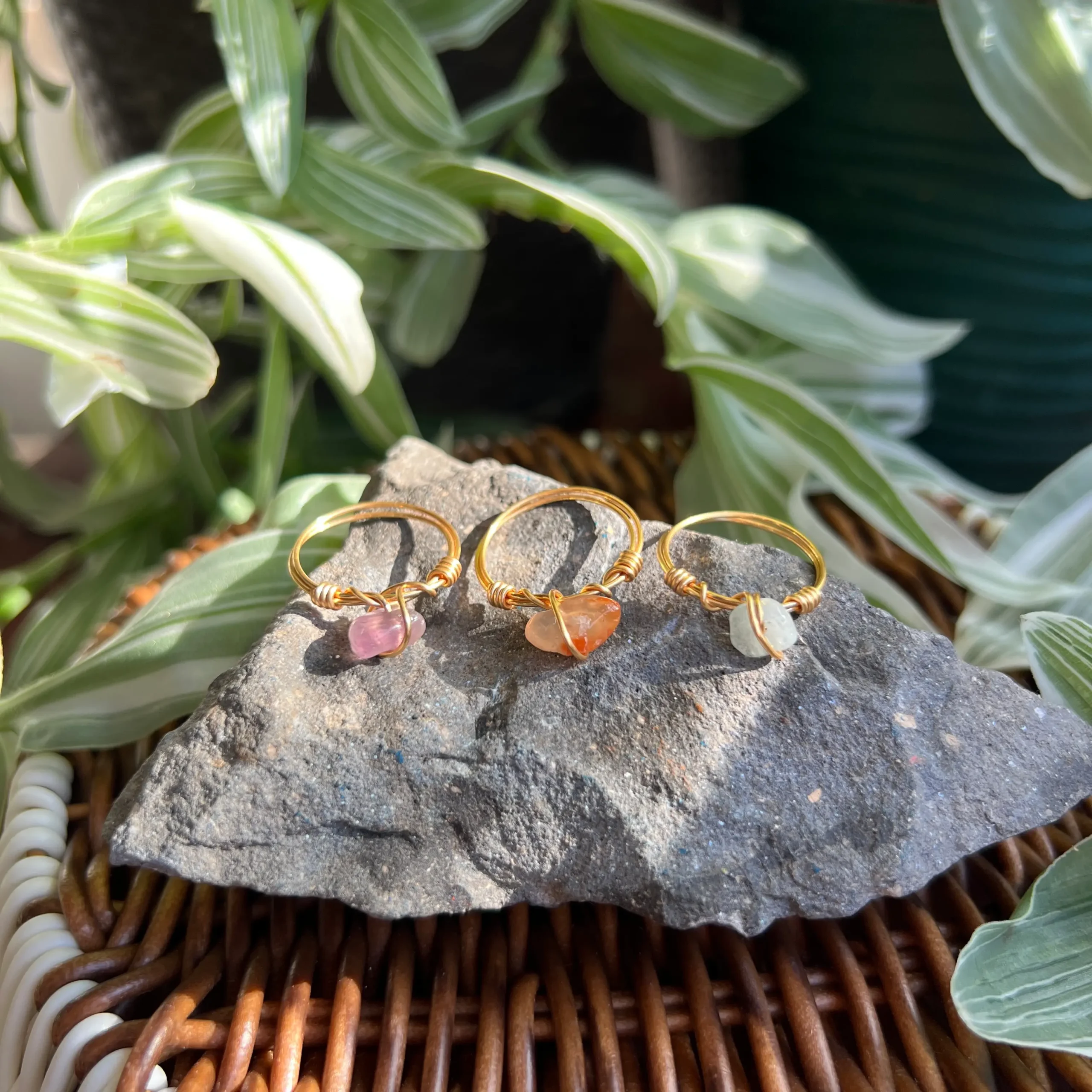 Compra online Anillo de Piedra Natural con Baño Dorado | Talla 8 en Honduras