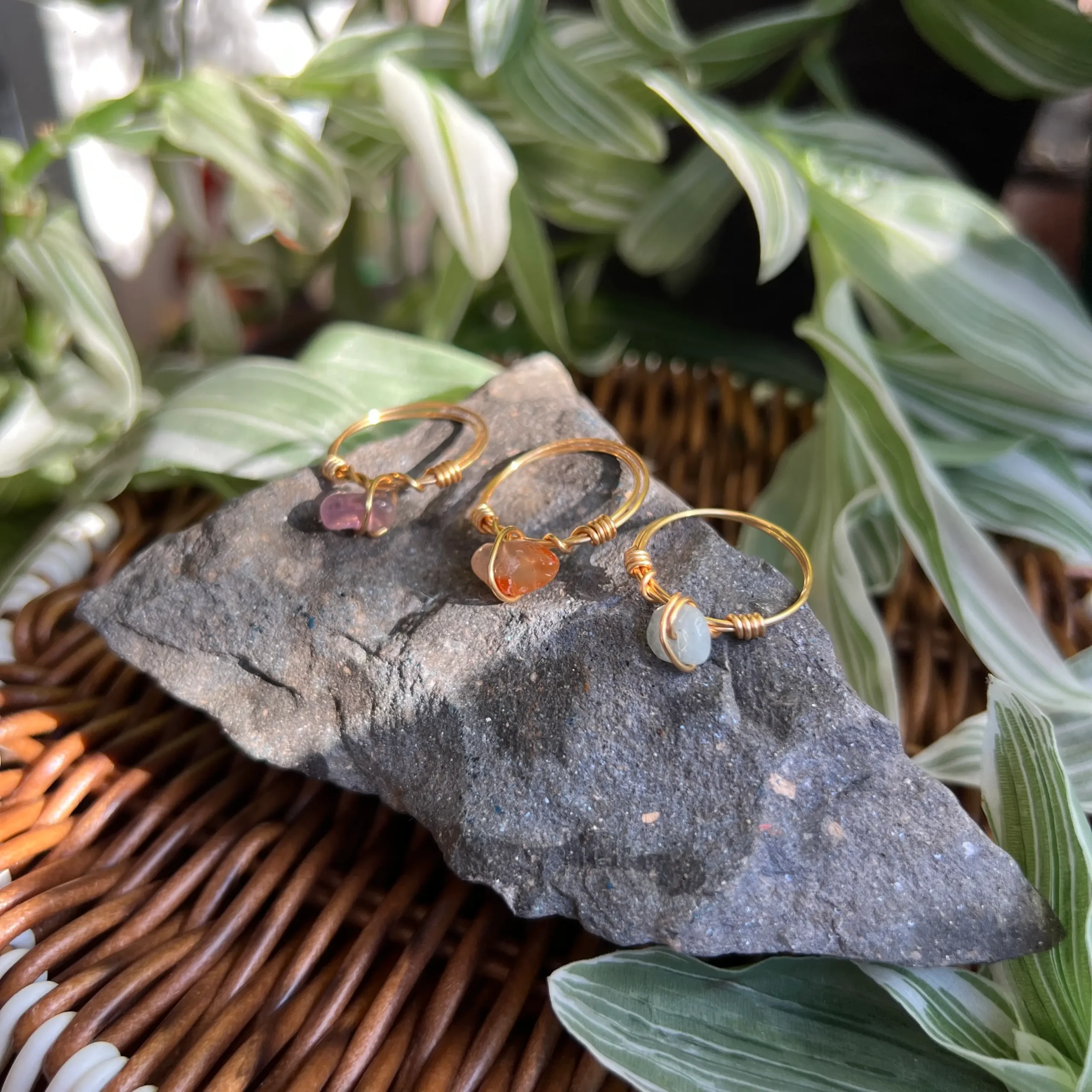Compra online Anillo de Piedra Natural con Baño Dorado | Talla 8 en Honduras