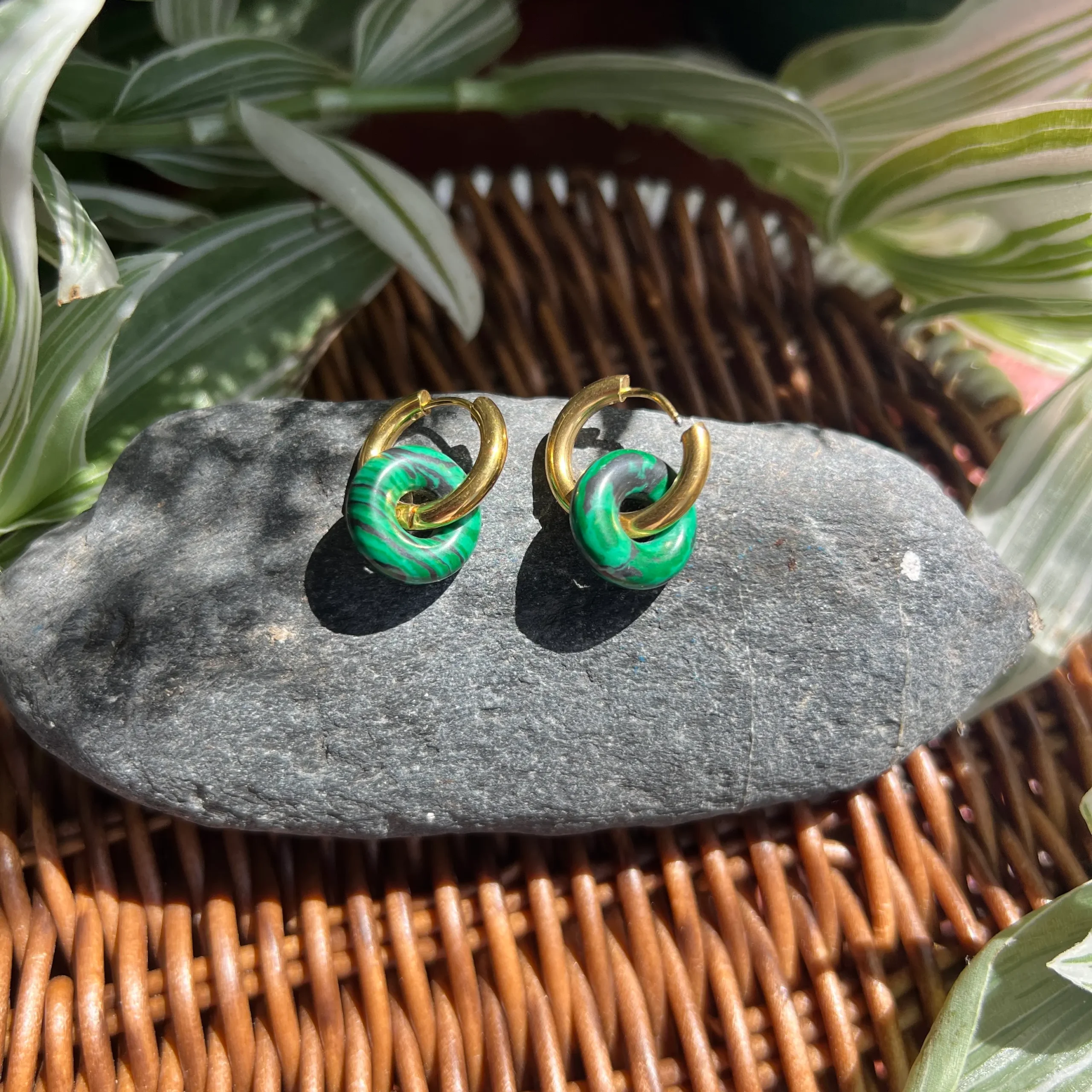 Pendientes donut de piedra natural con aros dorados de acero inoxidable en malaquita.