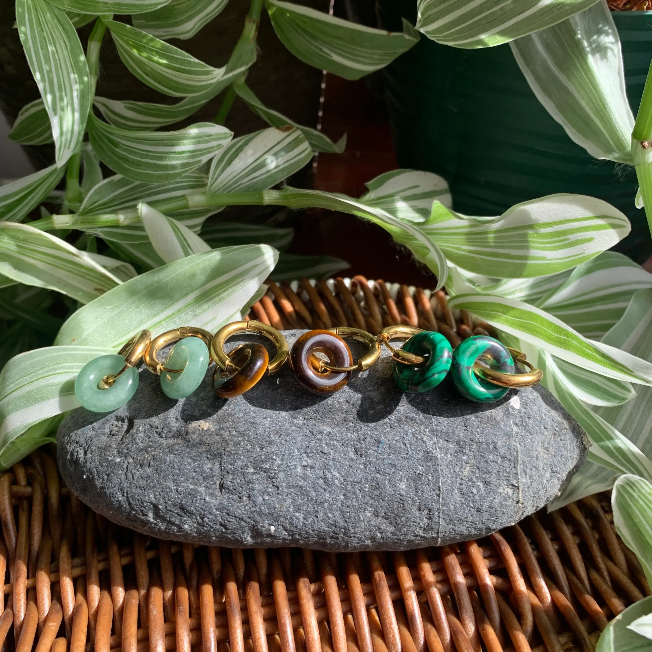 Pendientes donut de piedra natural con aros dorados de acero inoxidable en aventurina verde, ojo de tigre y malaquita.