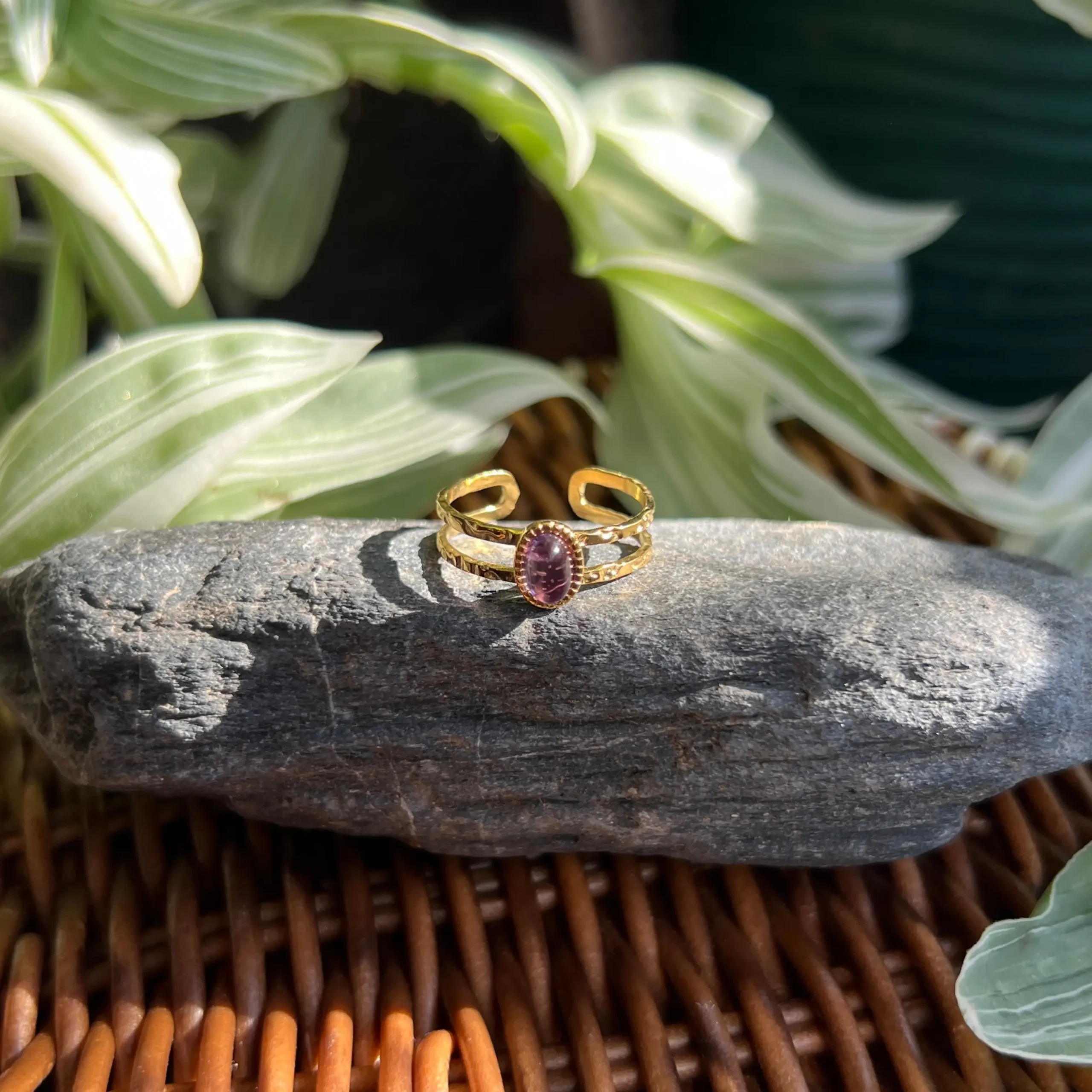 Anillo de Amatista Natural en Acero Inoxidable con Incrustación