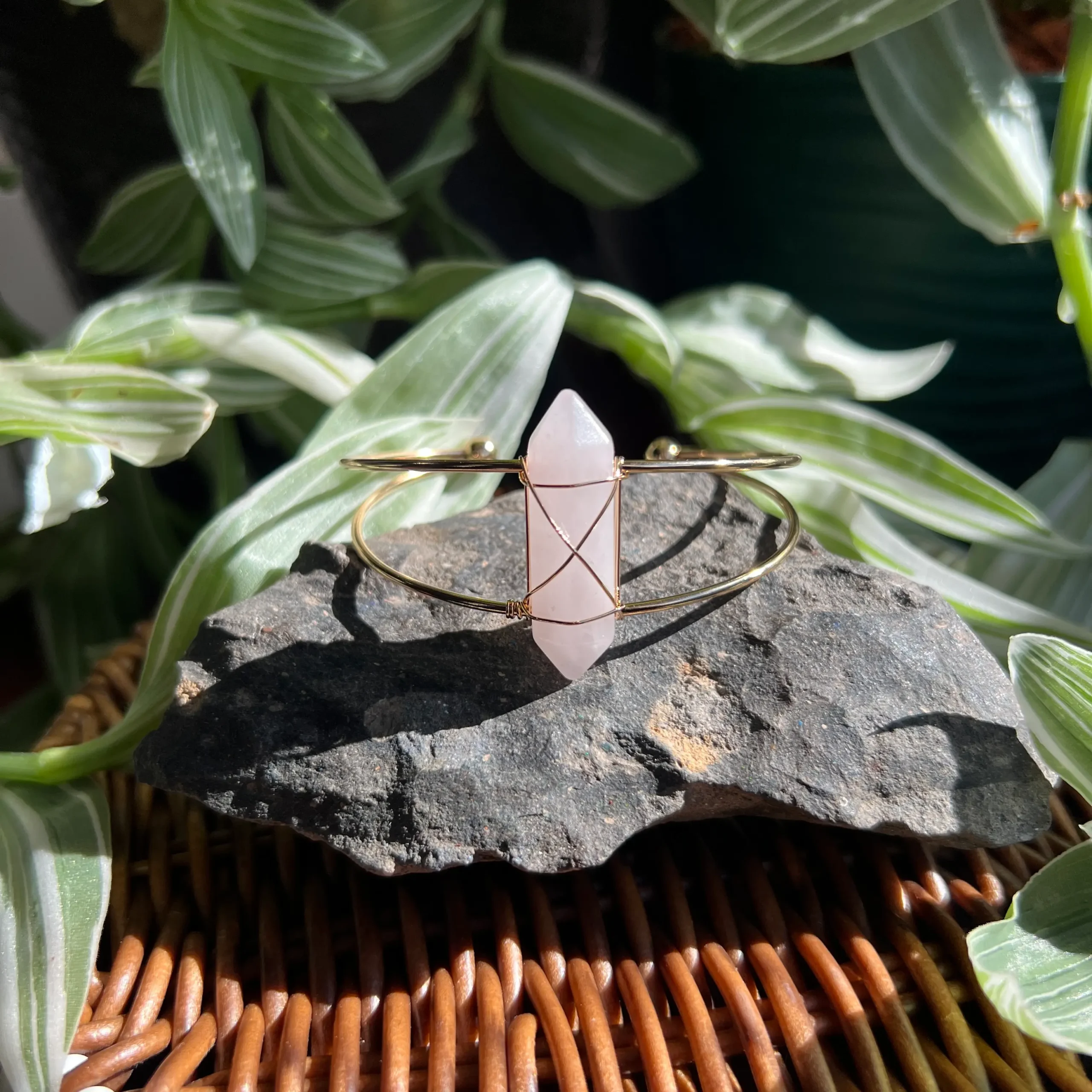 Pulsera de chakra corazón cuarzo rosa con pilar hexagonal ajustable