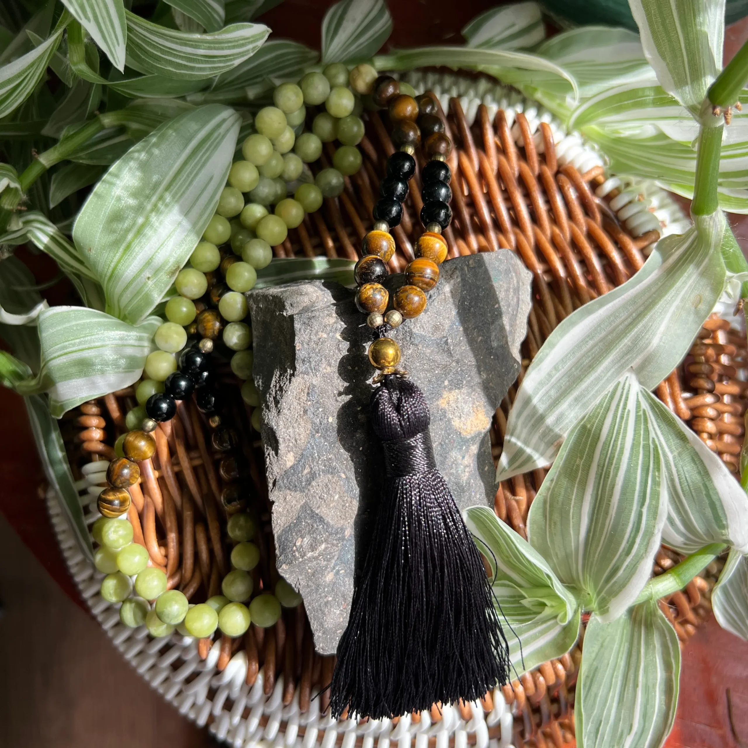 Collar Mala Budista (Japamala) 108 Cuentas de Jade Verde, Ojo de Tigre y Ónix Negro